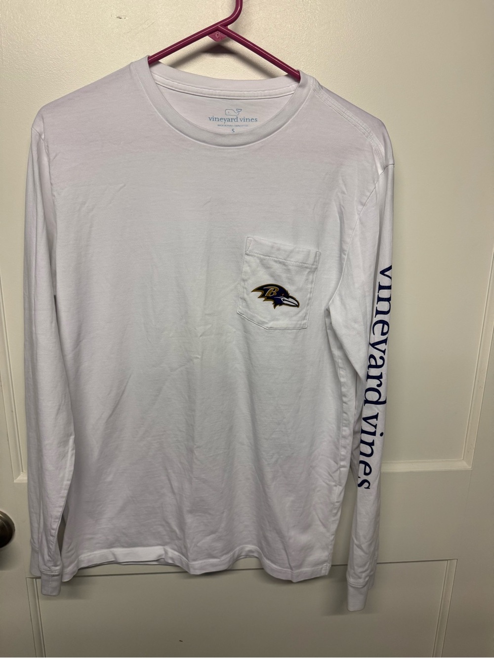 Vineyard Vines Men’s White Long-Sleeve Pocket Tee with Baltimore Ravens Logo - Picture 3 of 3